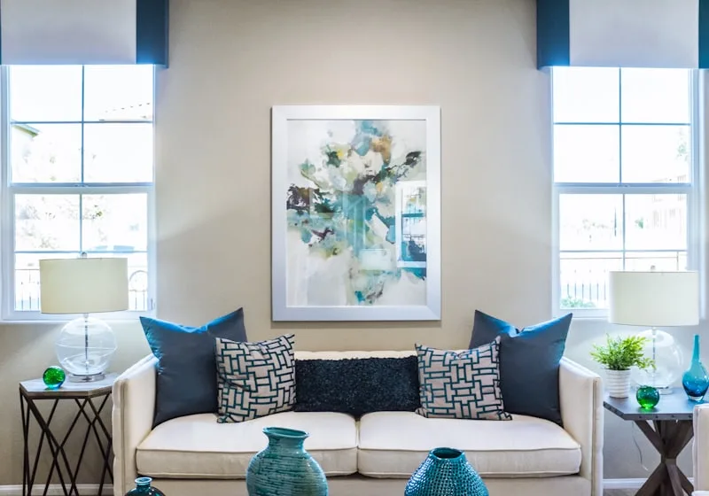 Salon avec sofa blanc et coussins