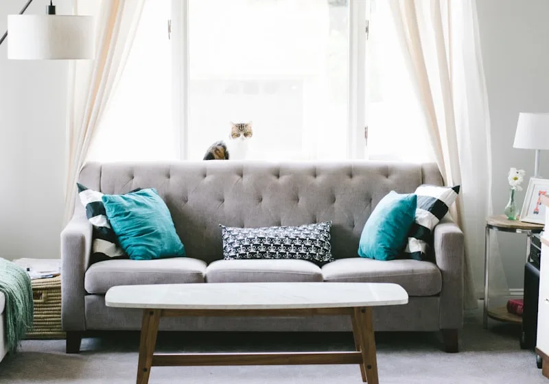 Sofa capitonné gris avec coussins