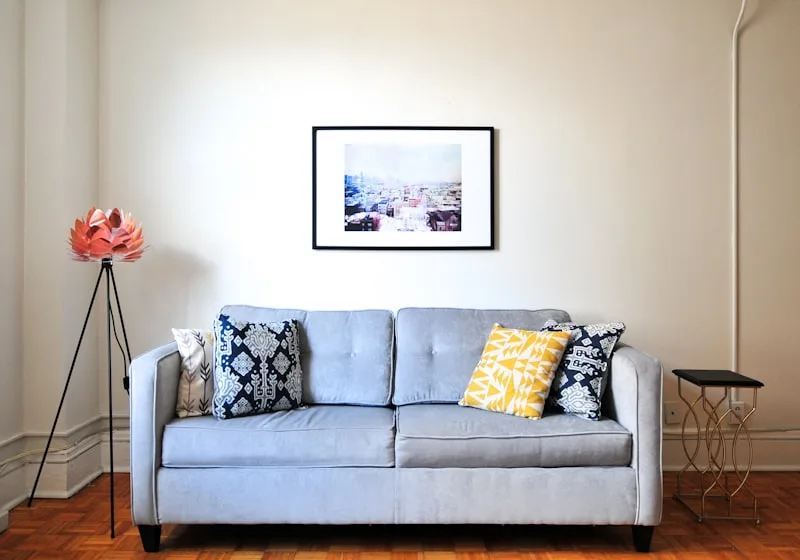 Sofa gris confortable dans un salon