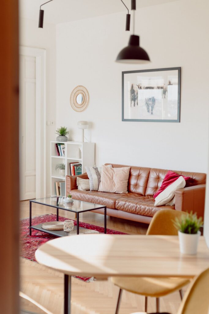 Sofa en cuir brun dans un salon au Québec
