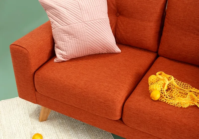 Sofa orange moderne avec coussin