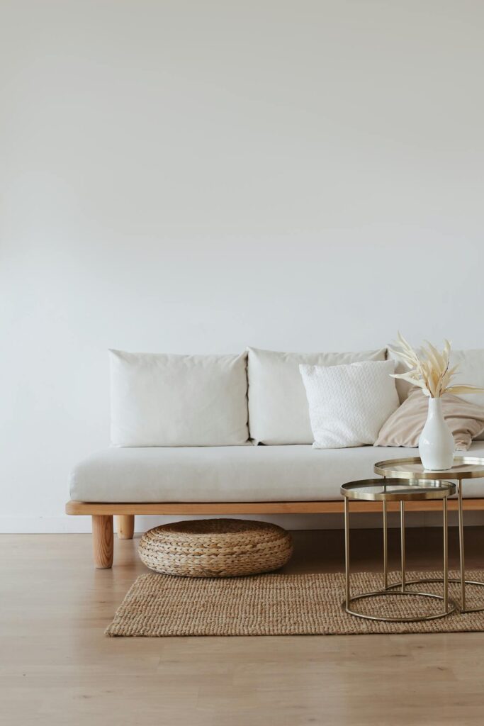 Sofa blanc épuré dans un petit salon lumineux
