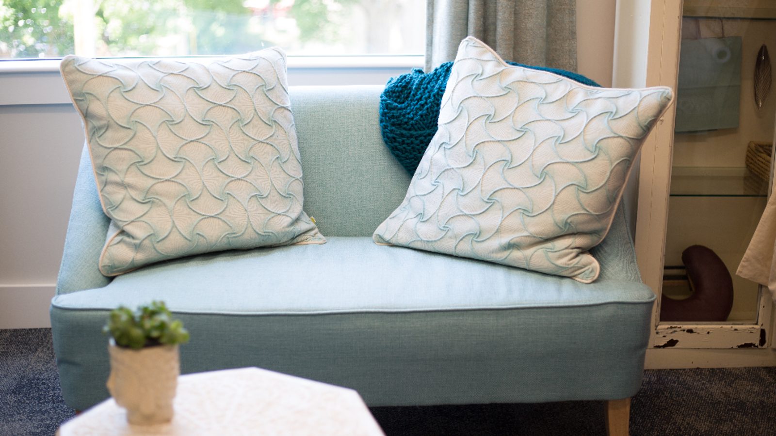 Causeuse bleu pastel avec coussins