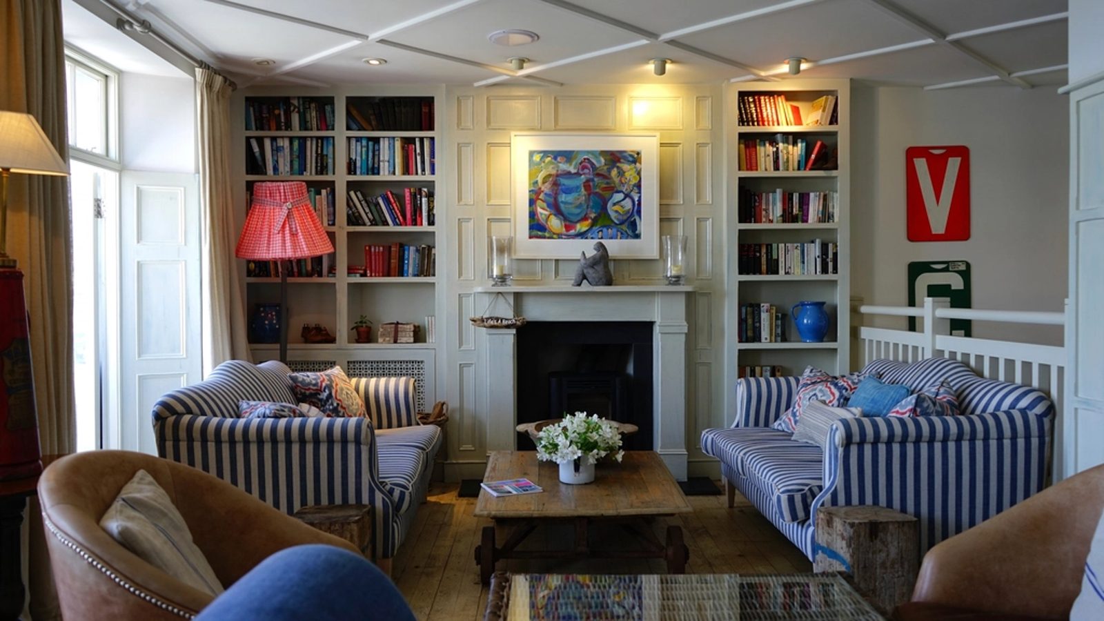 Salon avec sofa et bibliotheque