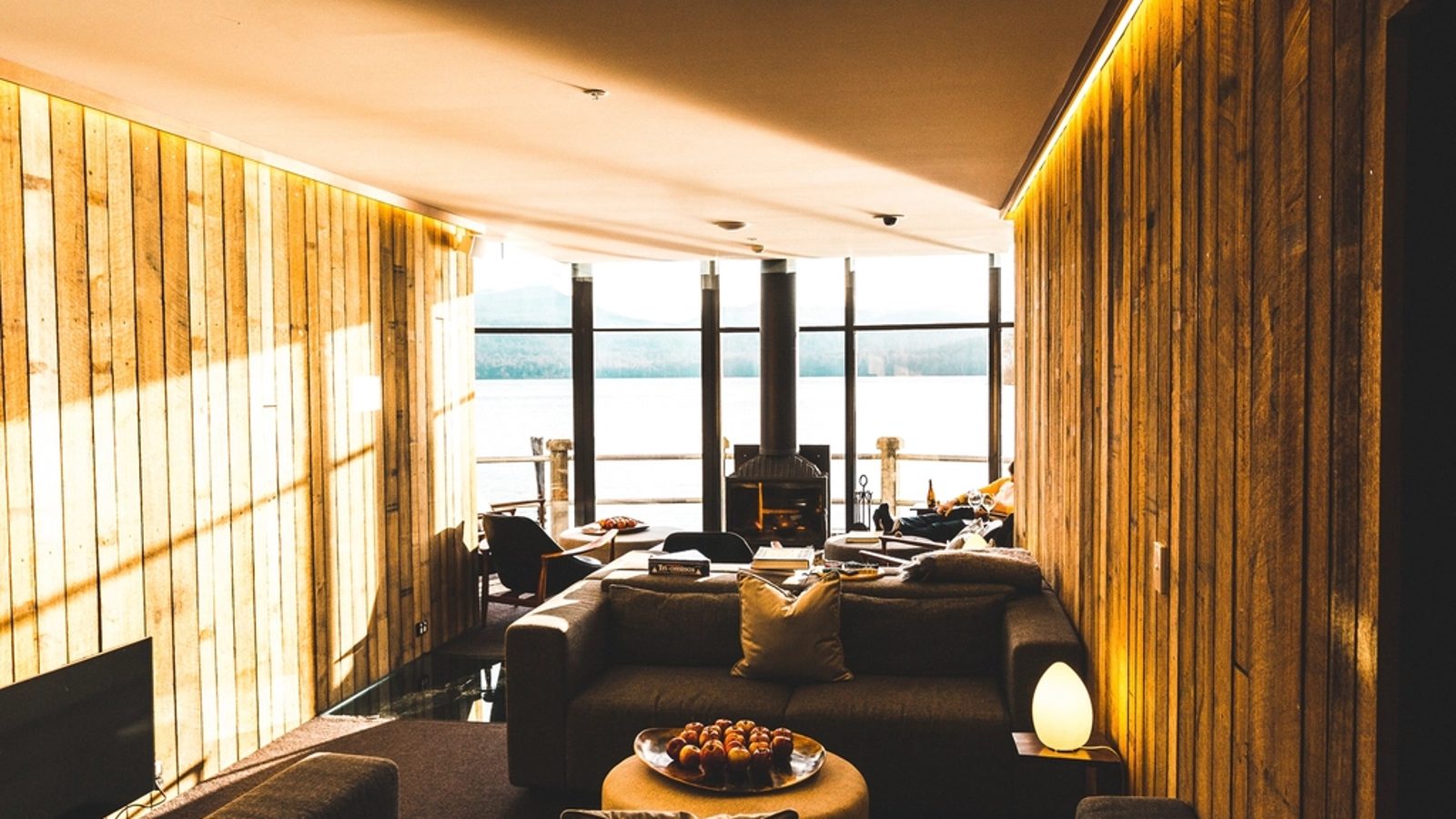 Salon style chalet avec sofas