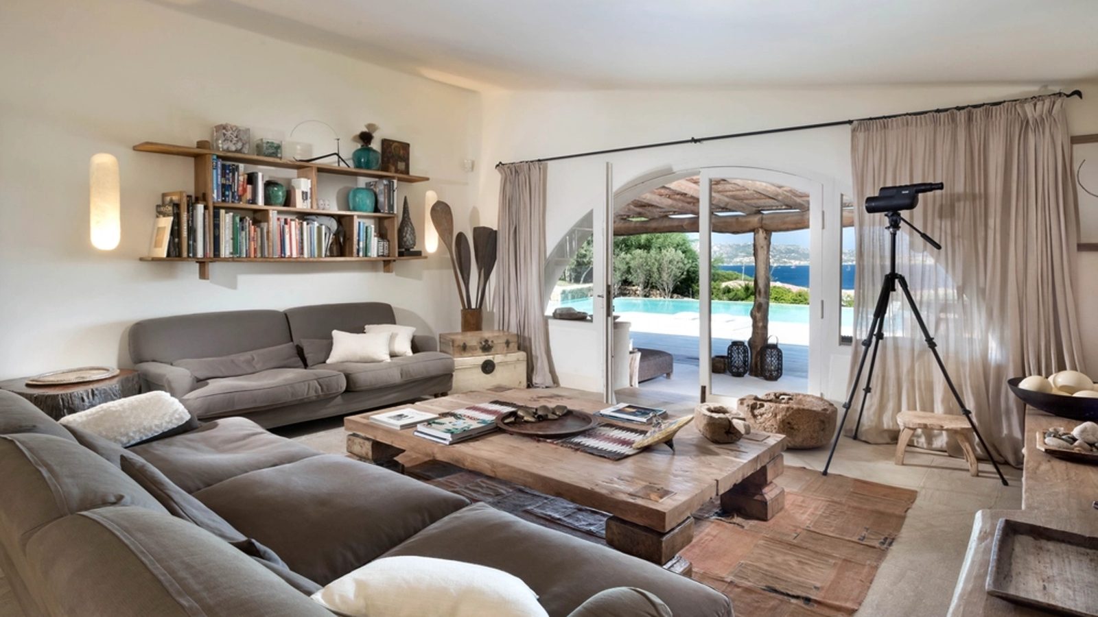 Grand salon avec sofa sectionnel gris