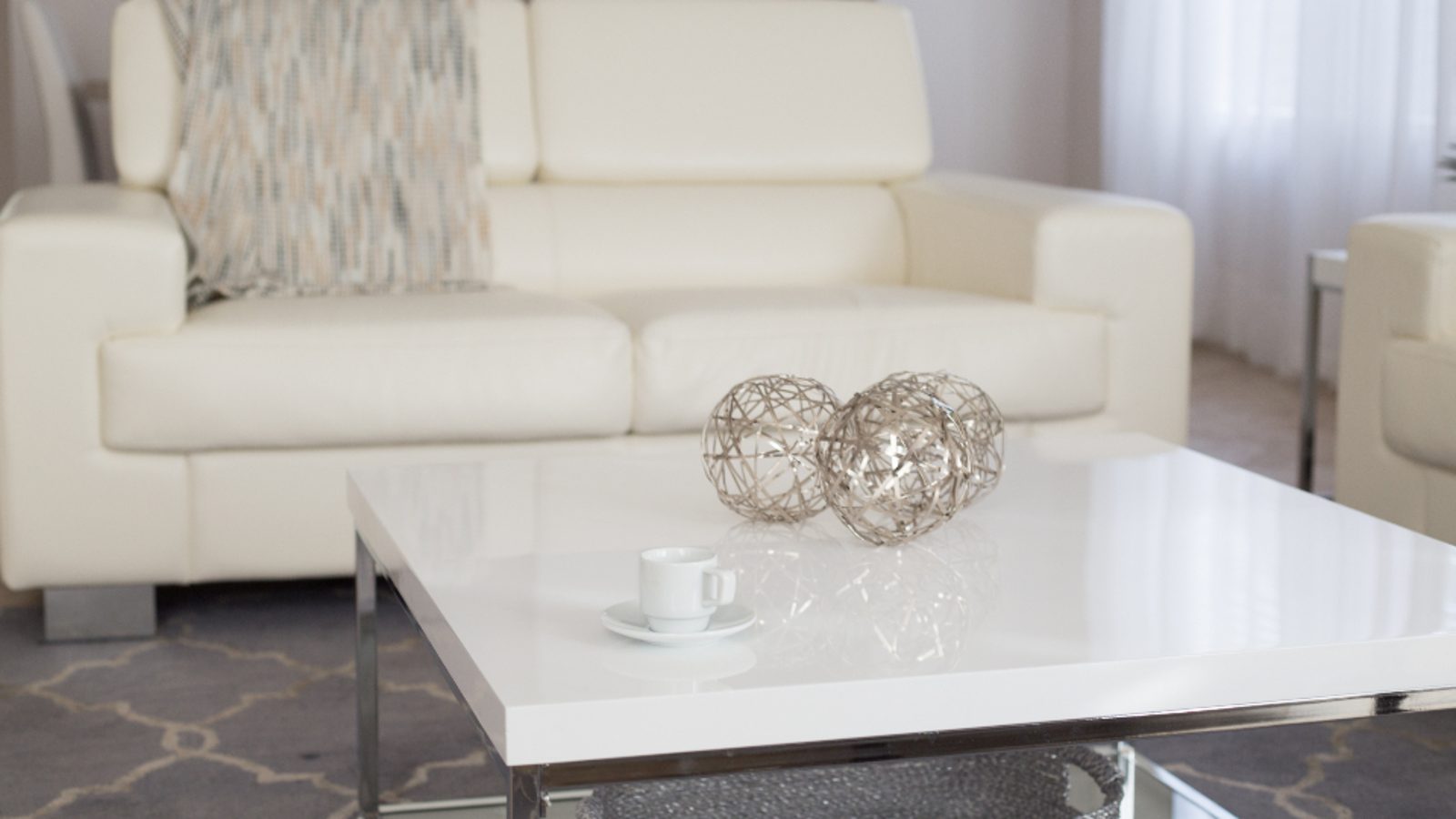 Sofa blanc avec table basse