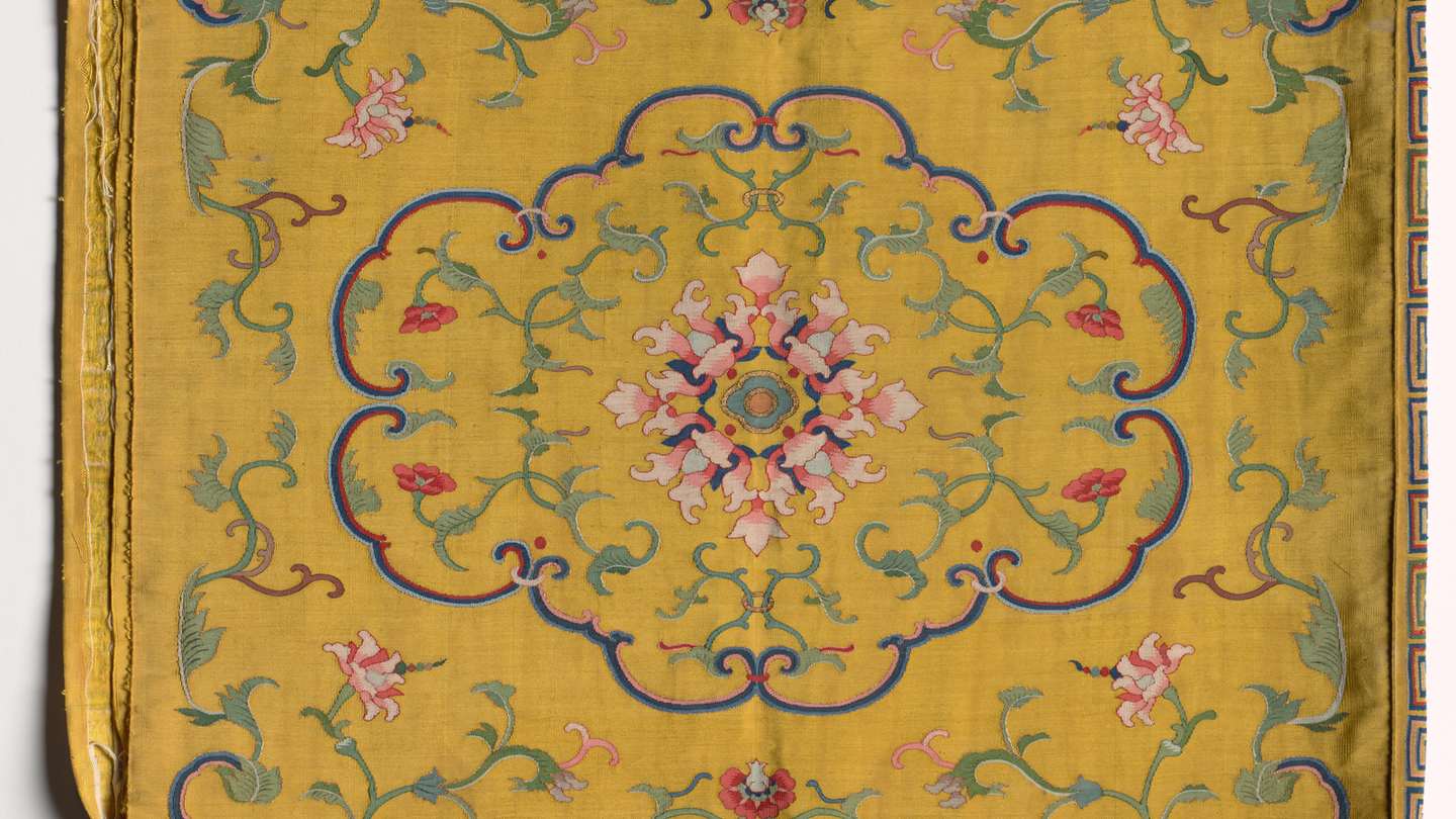 Textile ancien à motifs floraux sur fond jaune