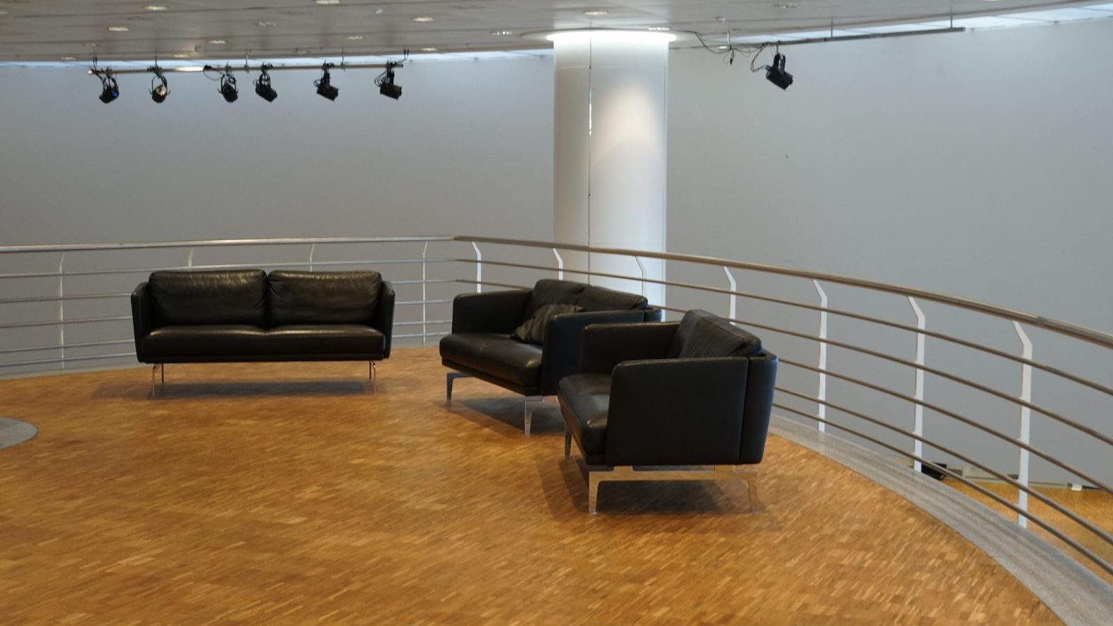 Fauteuils et sofas en cuir noir dans un espace commun