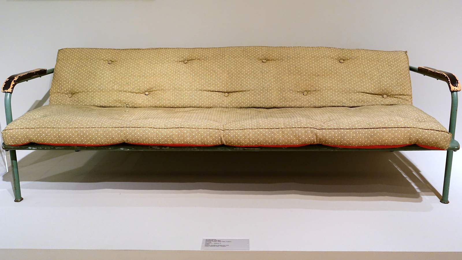 Cadre de futon vintage exposé sur fond blanc