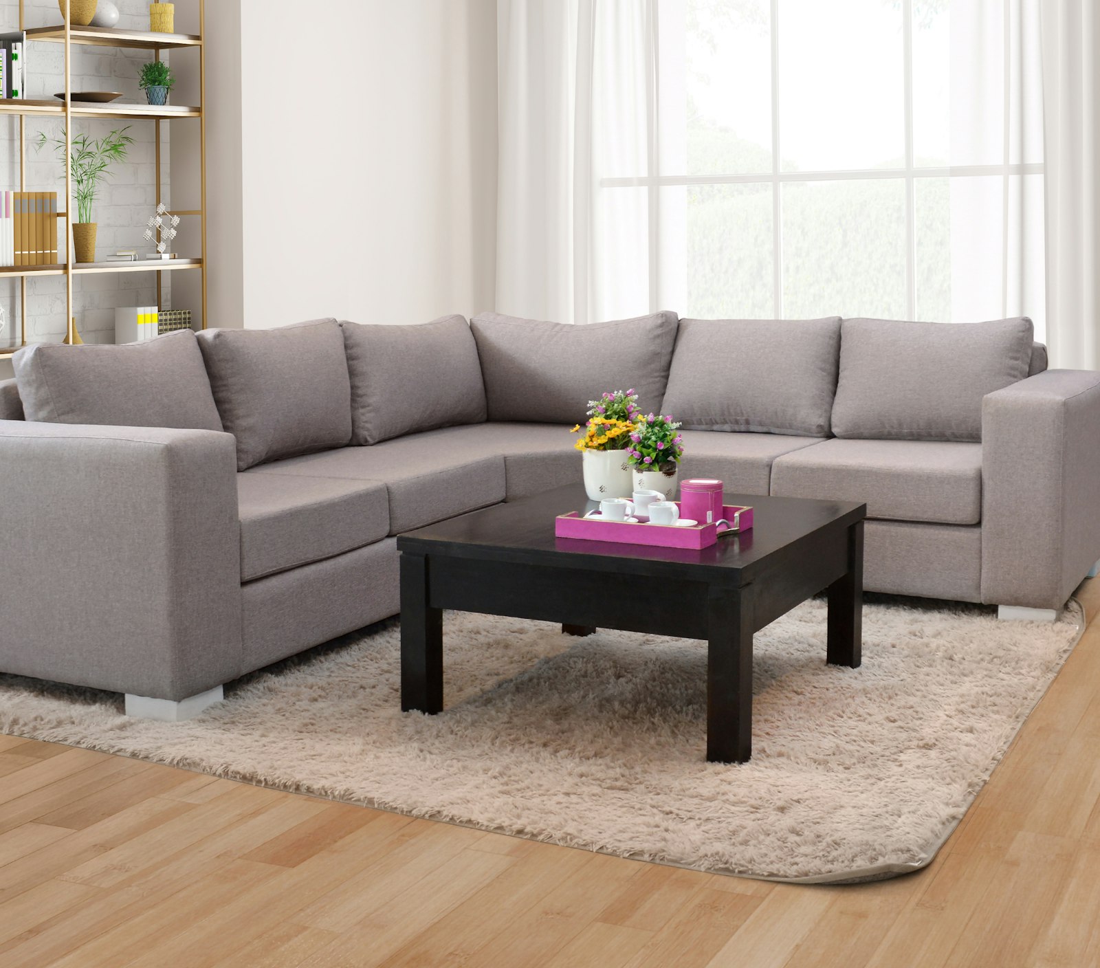Grand divan sectionnel gris en U autour d'une table basse